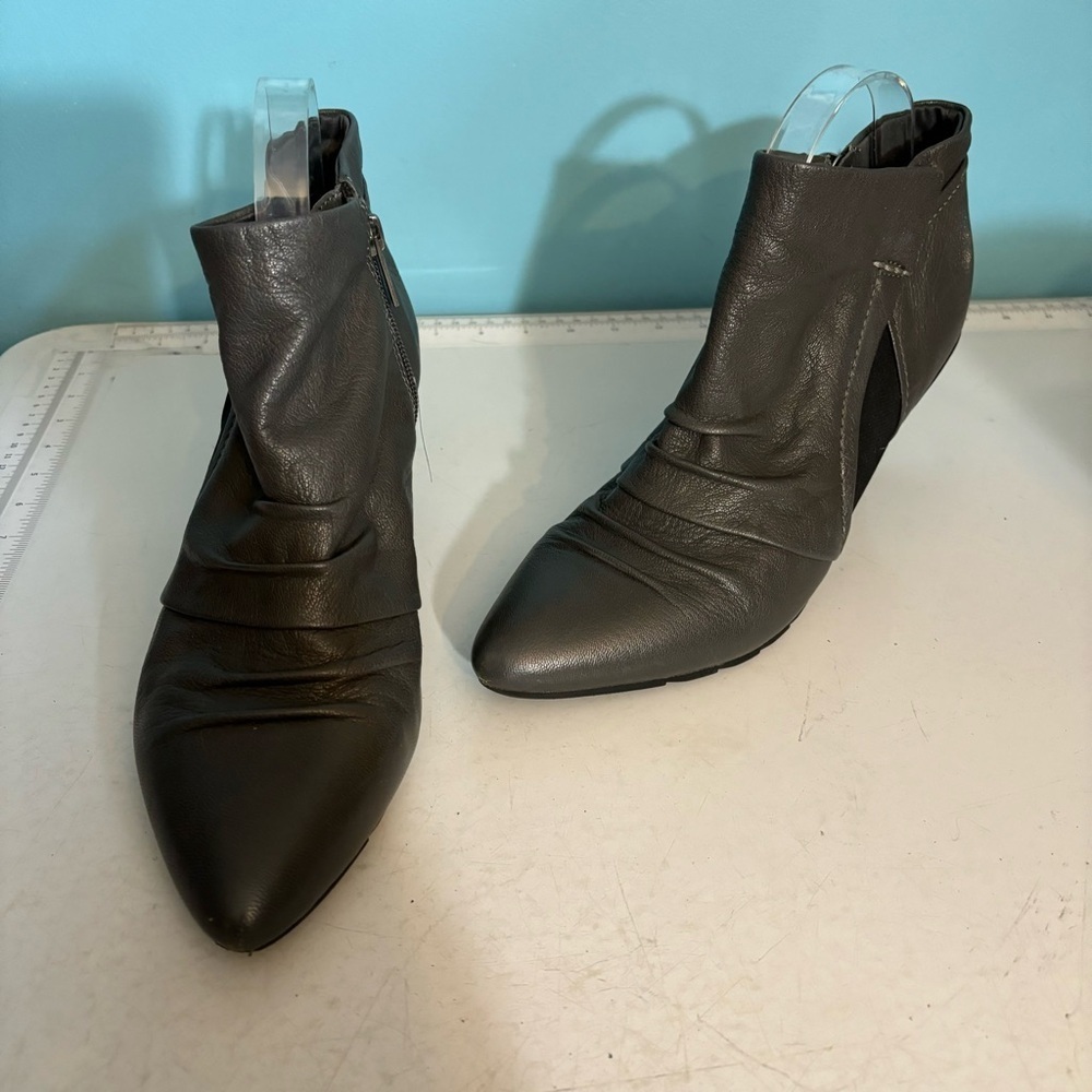 Kenneth Cole Reaction women’s grey pointed toe ankle booties in size 9.5